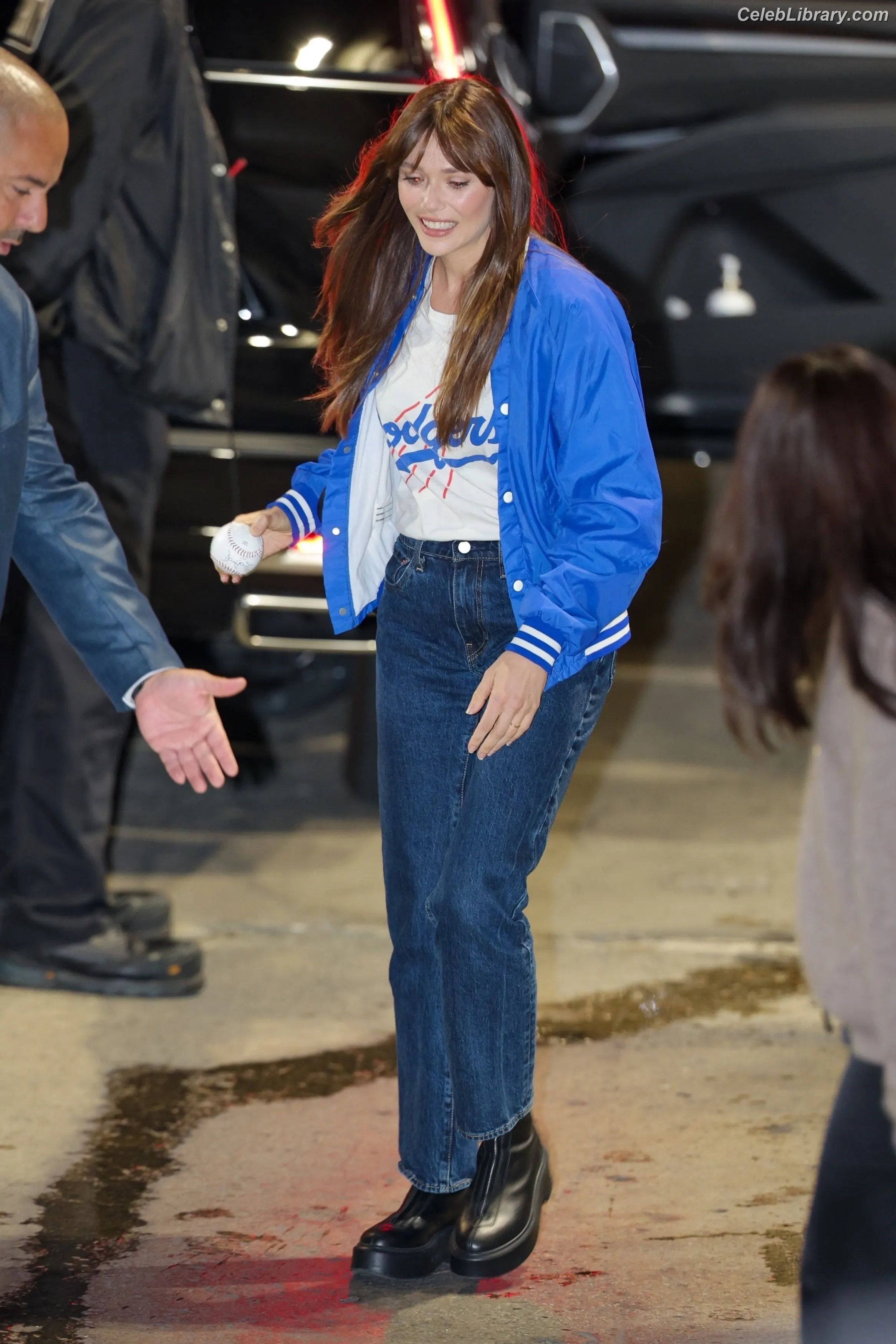 Elizabeth Olsen photo 1 of 2302