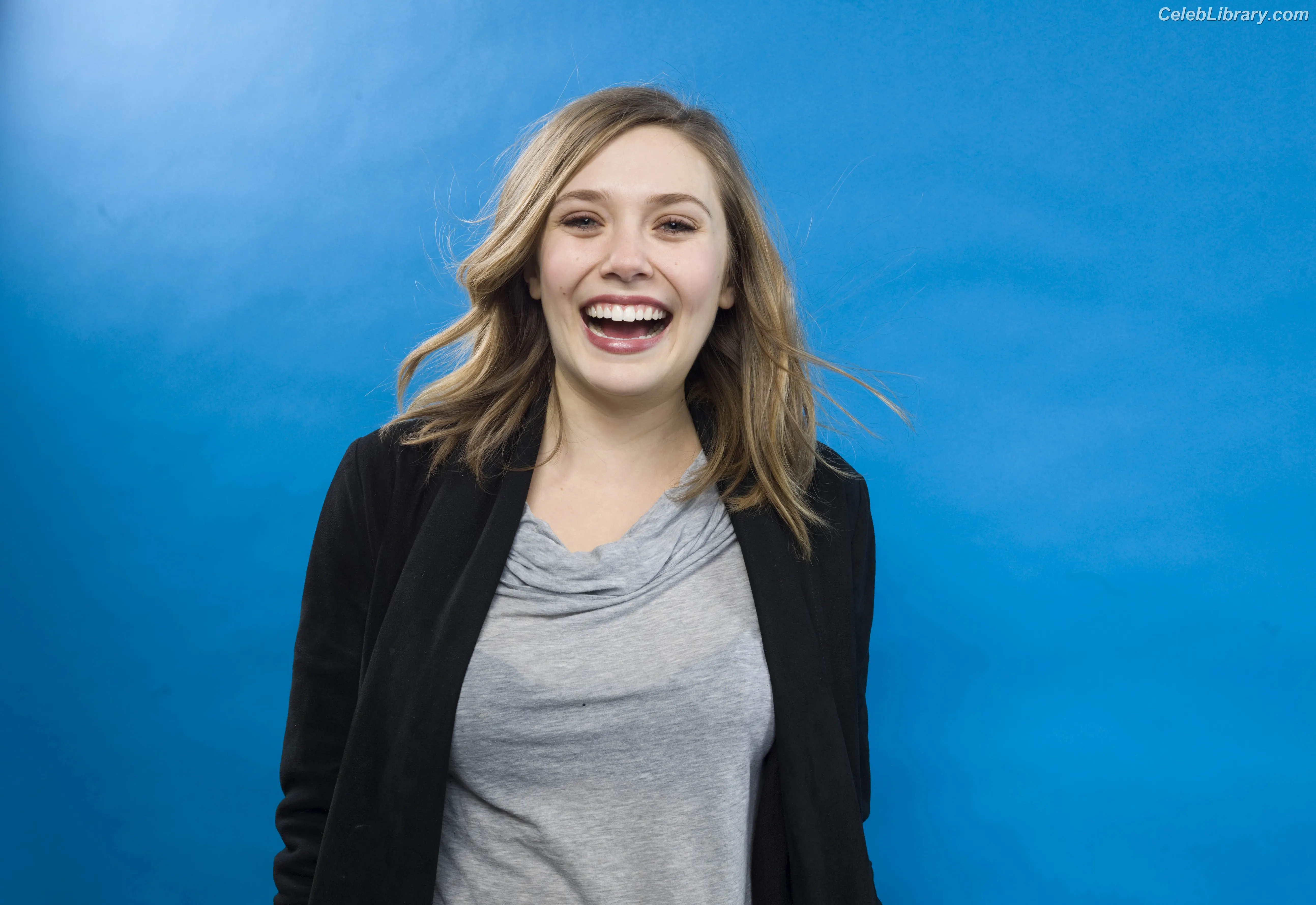 Elizabeth Olsen photo 7 of 2302