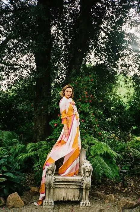 Elizabeth Olsen photo 14 of 2302