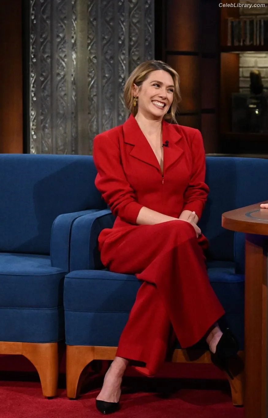 Elizabeth Olsen photo 1 of 2302