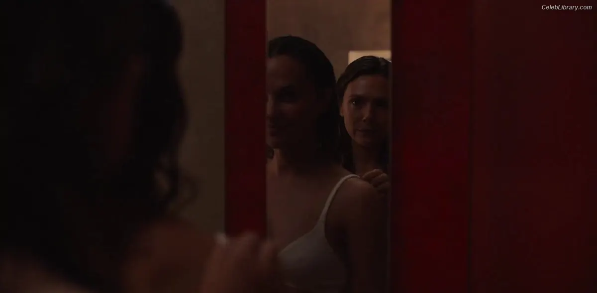 Elizabeth Olsen photo 21 of 2302