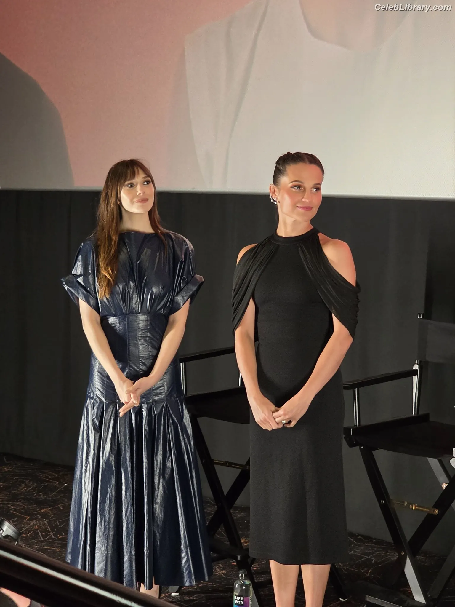 Elizabeth Olsen photo 2 of 2302
