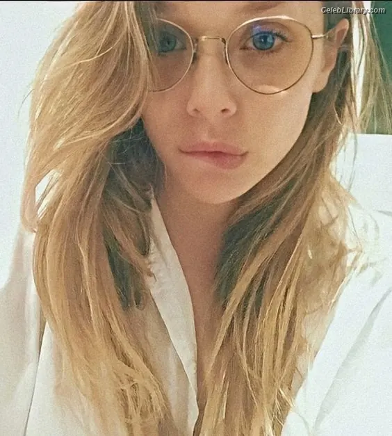Elizabeth Olsen photo 9 of 2302