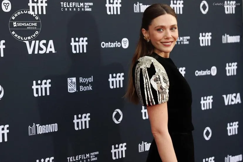 Elizabeth Olsen photo 8 of 2302