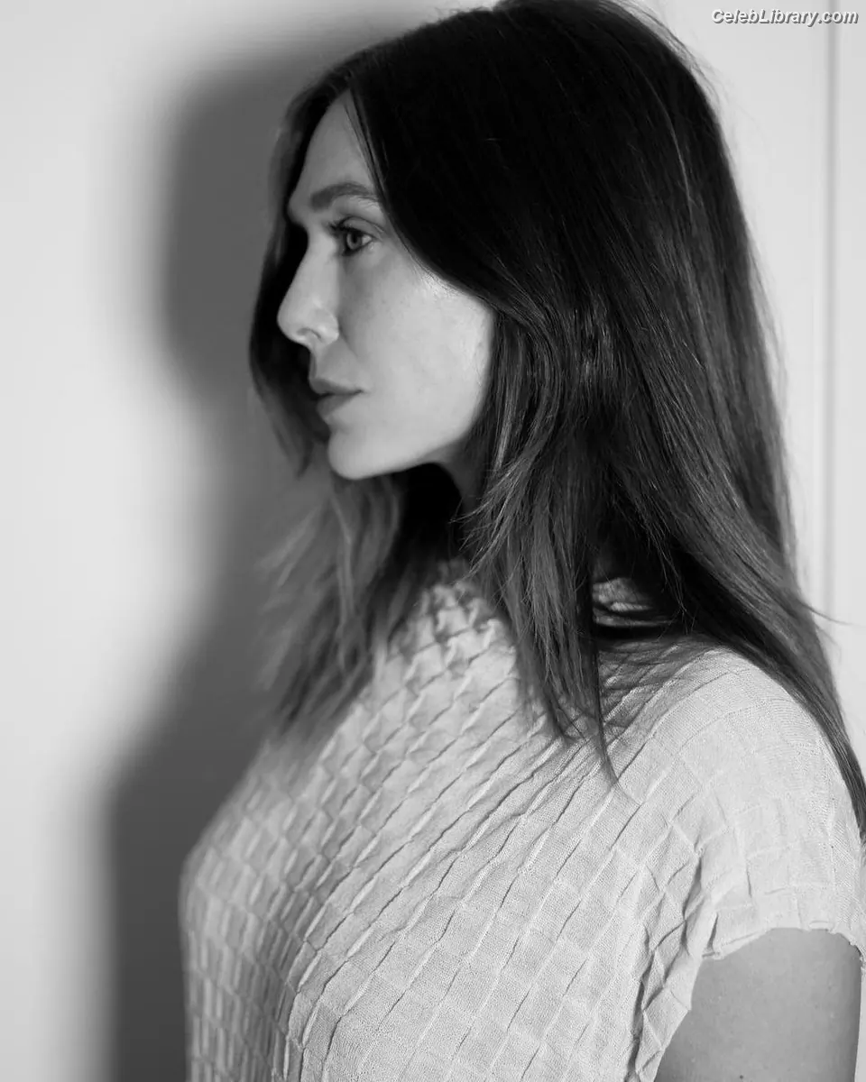 Elizabeth Olsen photo 15 of 2302