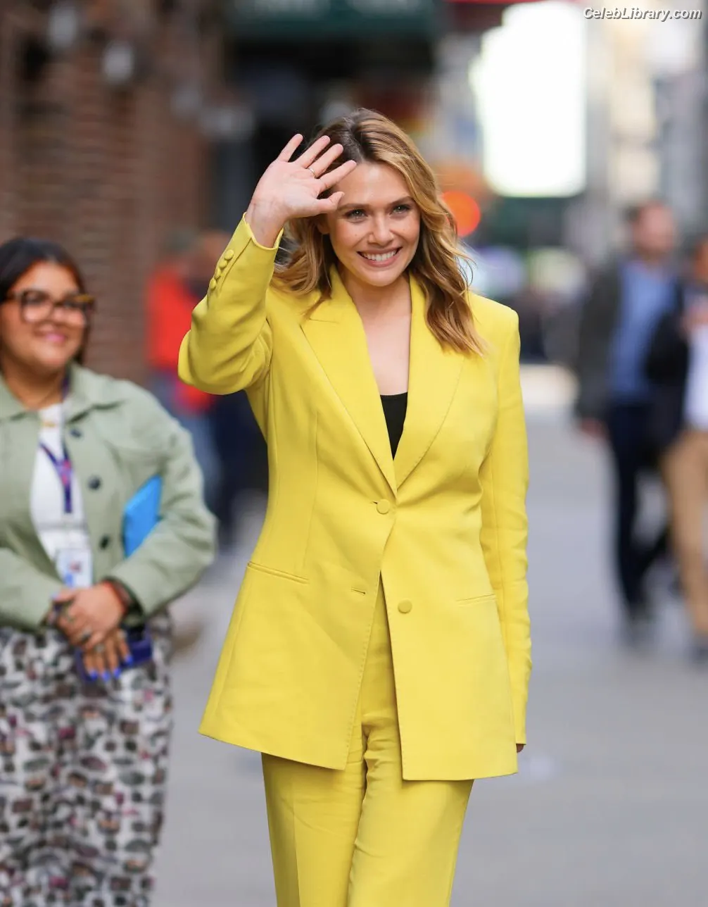 Elizabeth Olsen photo 22 of 2302