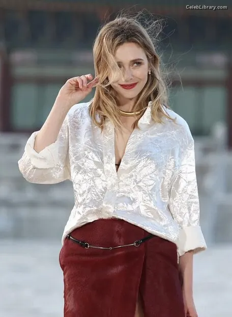 Elizabeth Olsen photo 2 of 2302