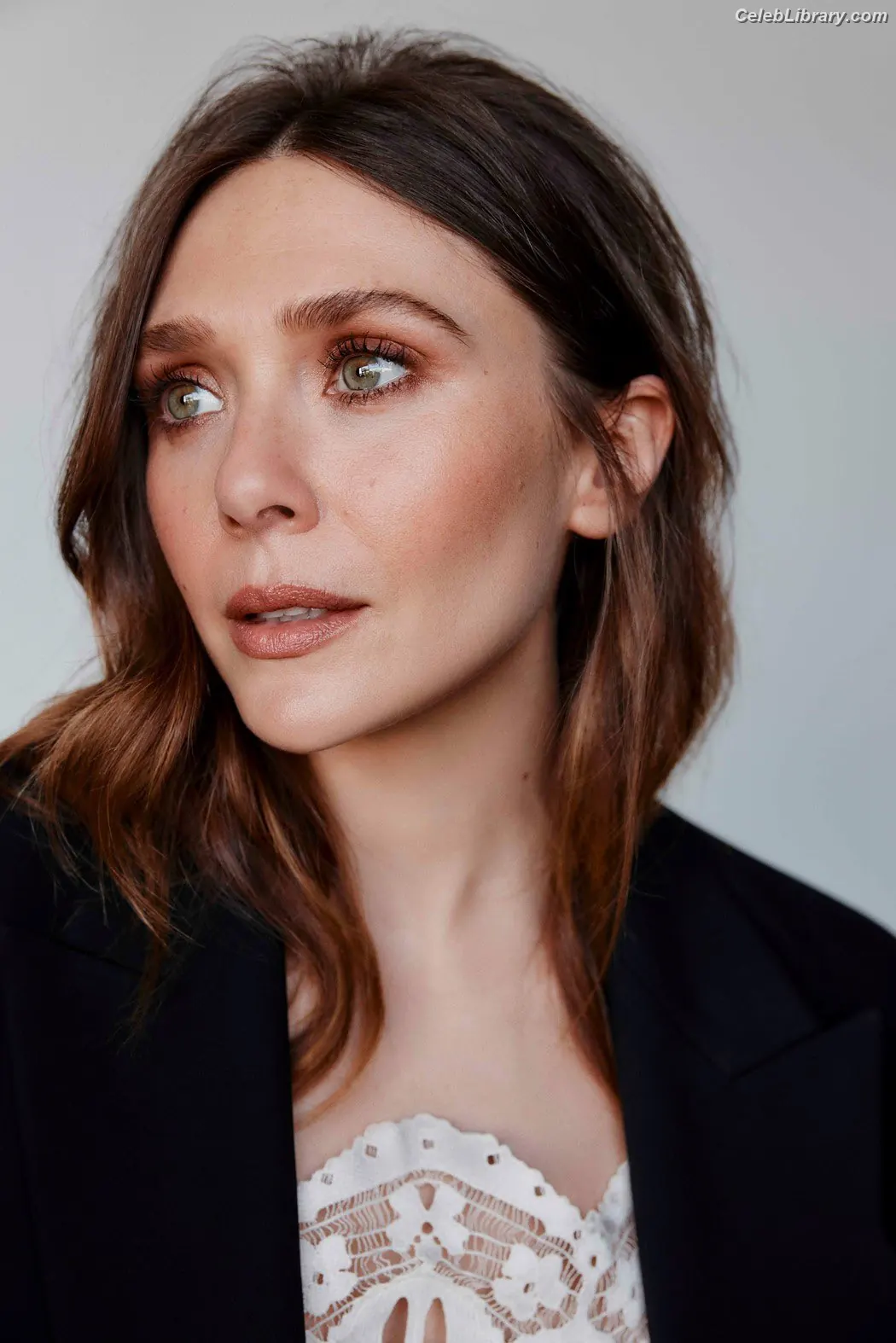 Elizabeth Olsen photo 1 of 2302