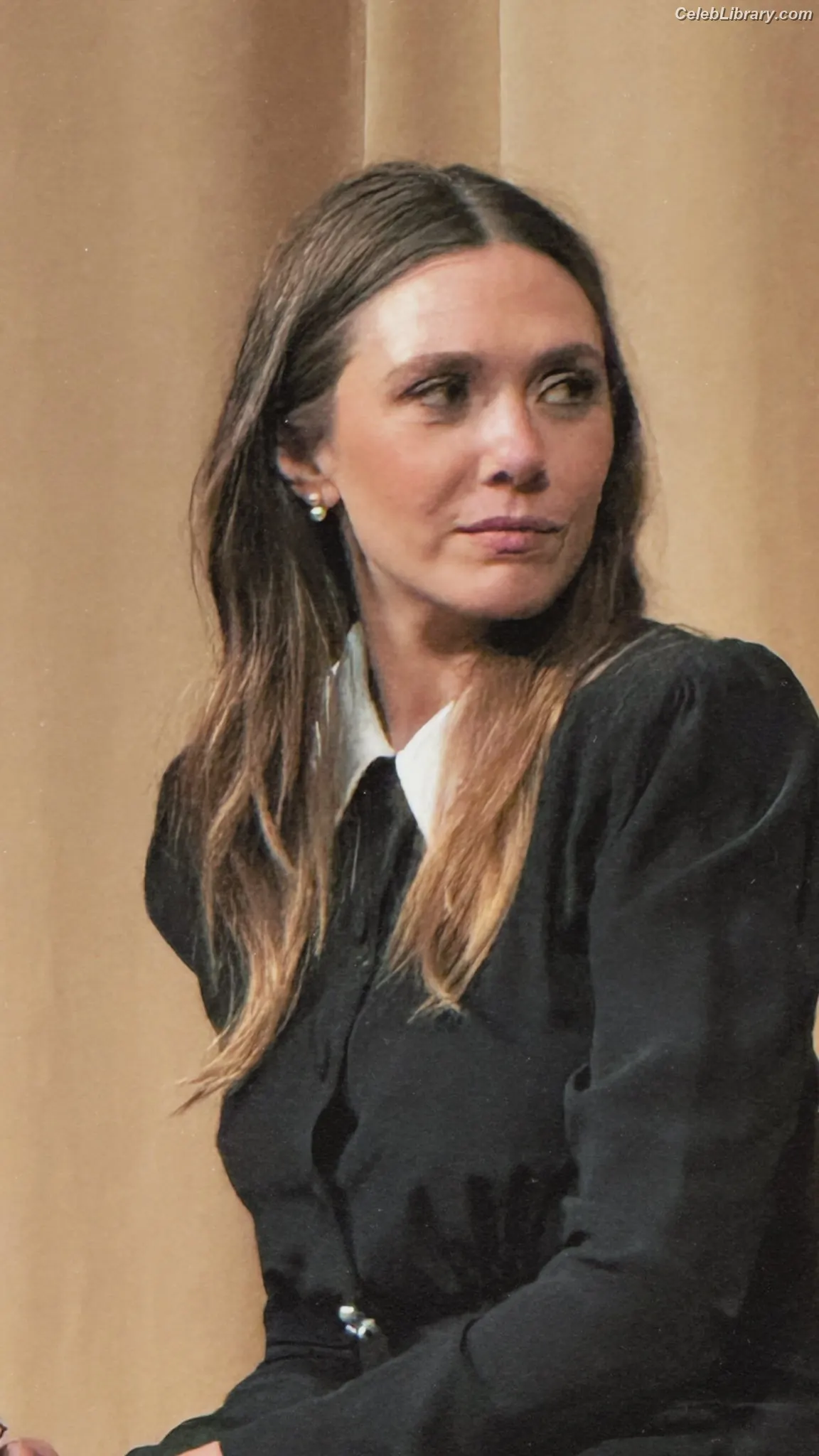 Elizabeth Olsen photo 16 of 2302