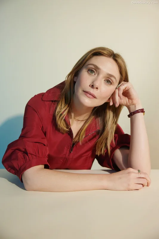 Elizabeth Olsen photo 1 of 2302