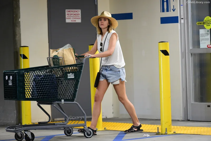 Elizabeth Olsen photo 24 of 2302