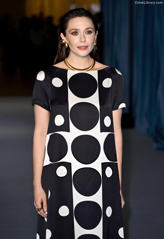 Elizabeth Olsen photo 16 of 2302