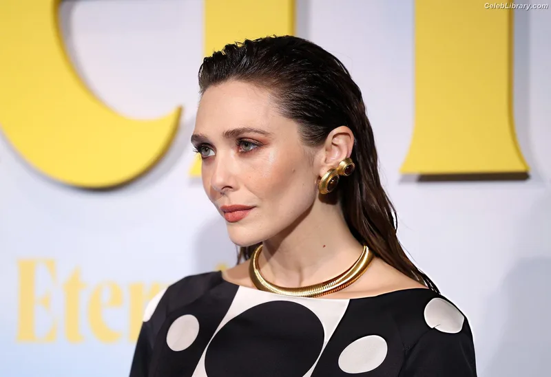 Elizabeth Olsen photo 17 of 2302