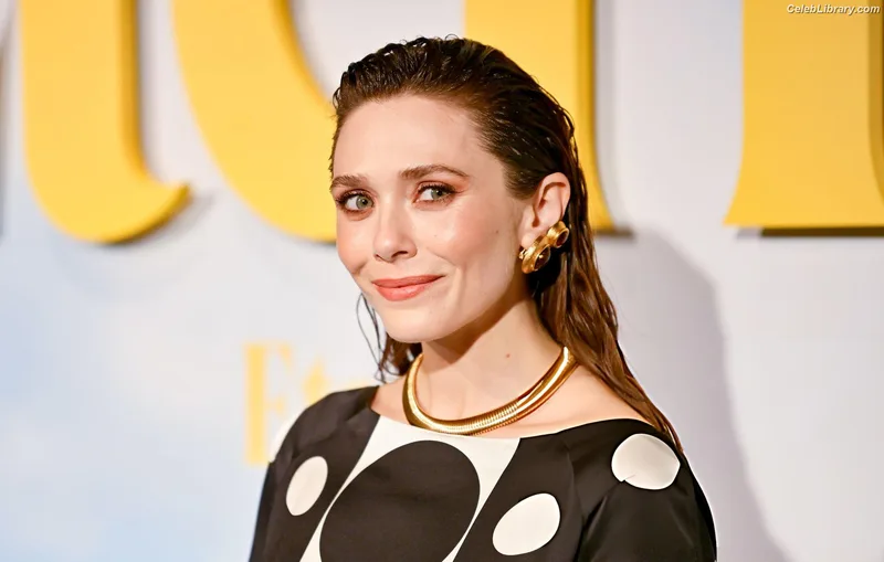 Elizabeth Olsen photo 19 of 2302