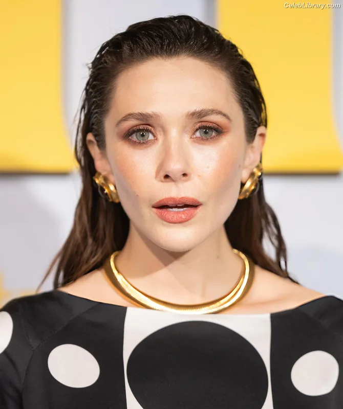 Elizabeth Olsen photo 20 of 2302