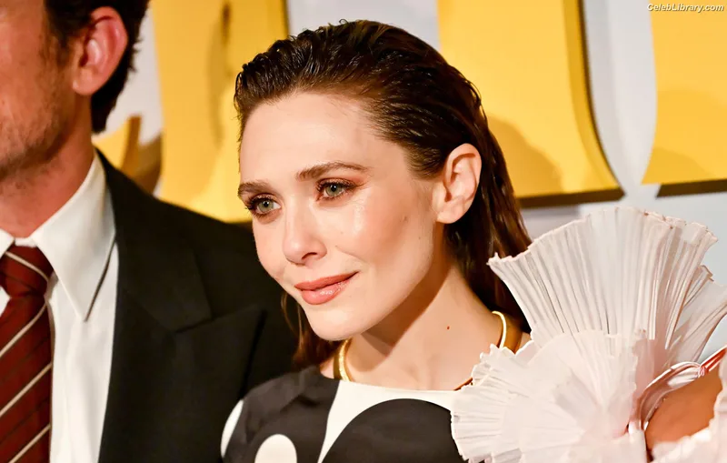 Elizabeth Olsen photo 24 of 2302