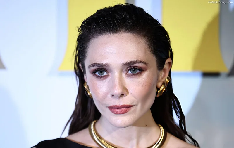 Elizabeth Olsen photo 1 of 2302