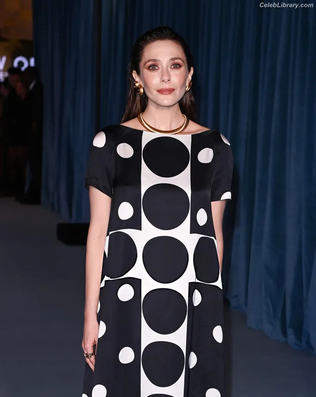 Elizabeth Olsen photo 10 of 2302