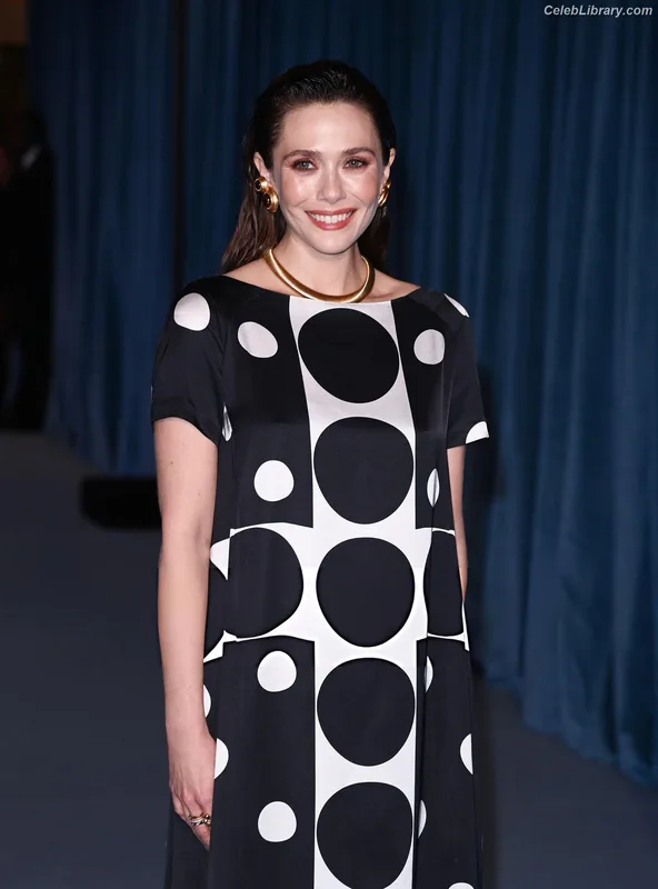 Elizabeth Olsen photo 11 of 2302