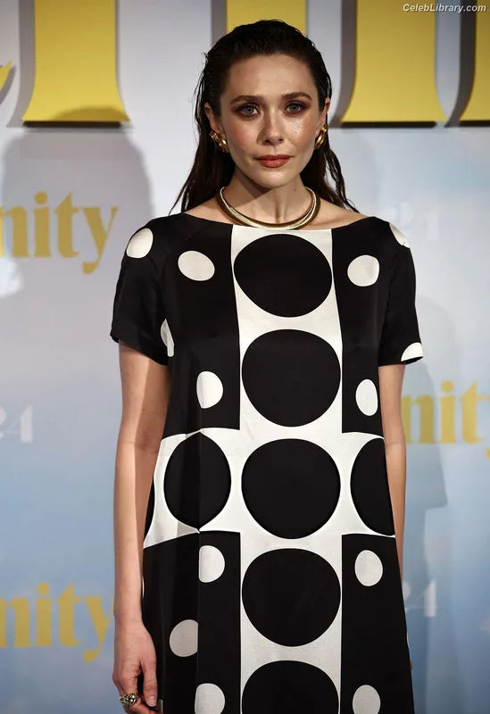 Elizabeth Olsen photo 14 of 2302