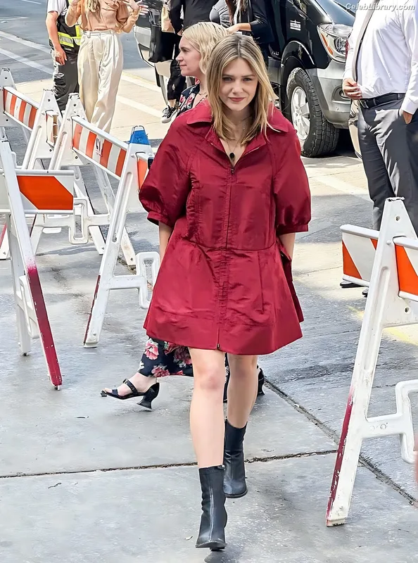 Elizabeth Olsen photo 12 of 2302