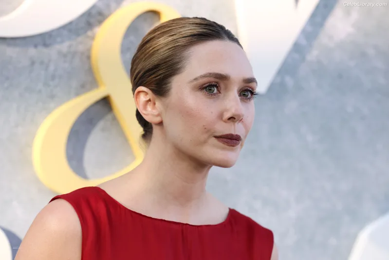Elizabeth Olsen photo 17 of 2302