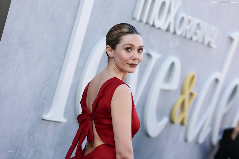 Elizabeth Olsen photo 23 of 2302
