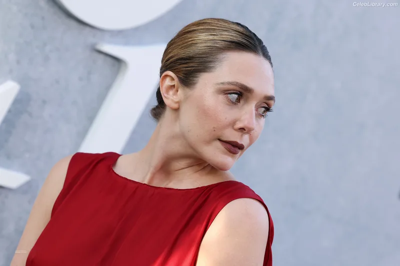 Elizabeth Olsen photo 6 of 2302