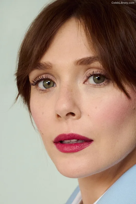 Elizabeth Olsen photo 4 of 2302