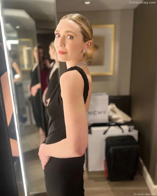 Elizabeth Olsen photo 5 of 2302