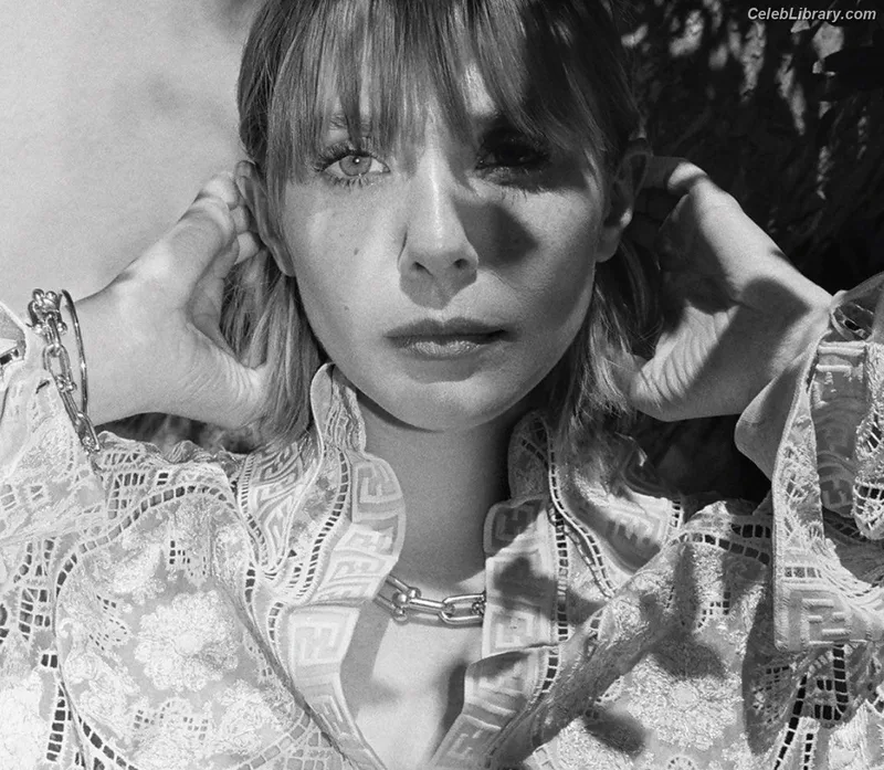 Elizabeth Olsen photo 21 of 2302