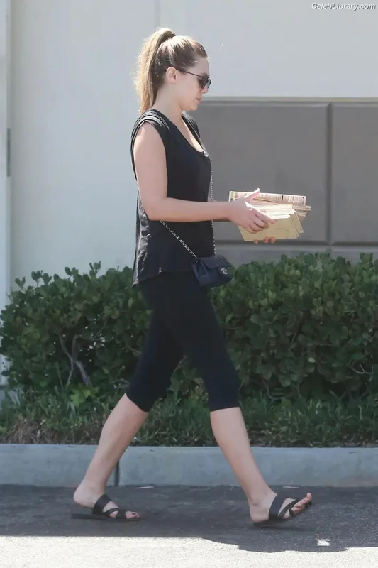 Elizabeth Olsen photo 22 of 2302