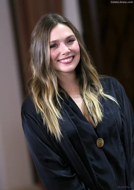 Elizabeth Olsen photo 7 of 2302