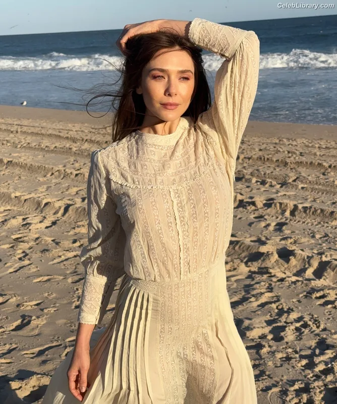 Elizabeth Olsen photo 8 of 2302
