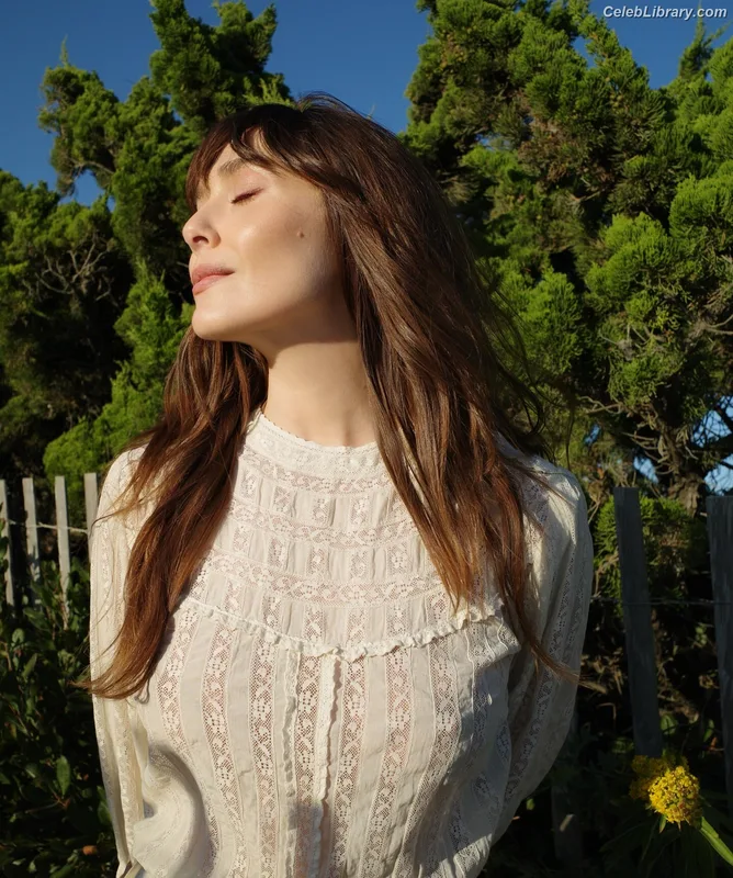 Elizabeth Olsen photo 9 of 2302