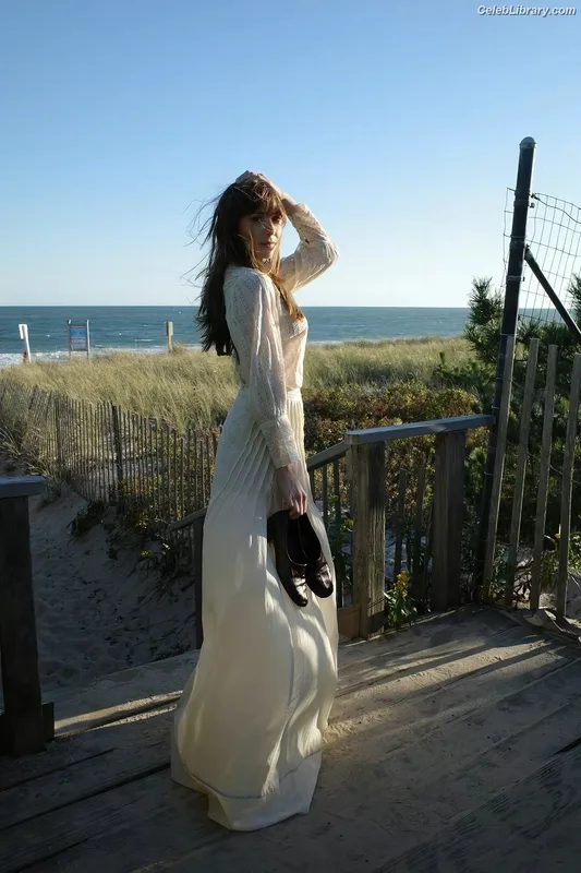 Elizabeth Olsen photo 10 of 2302