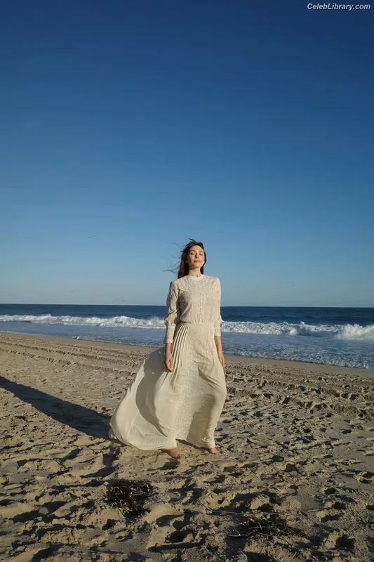 Elizabeth Olsen photo 13 of 2302