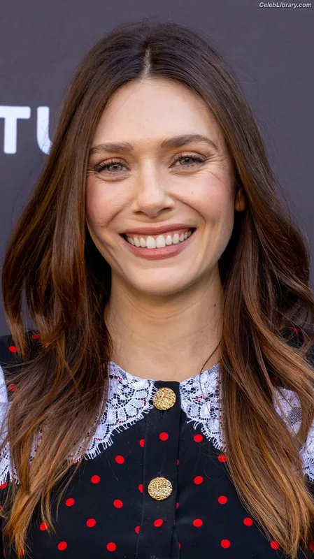 Elizabeth Olsen photo 1 of 2302