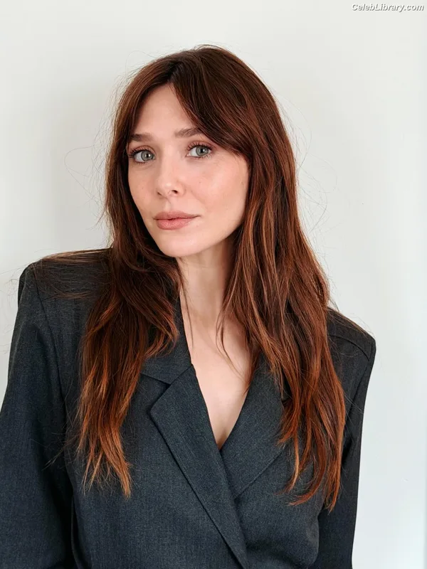 Elizabeth Olsen photo 8 of 2302