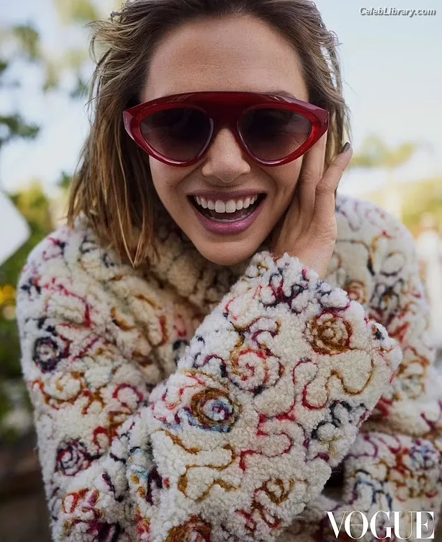 Elizabeth Olsen photo 4 of 2302