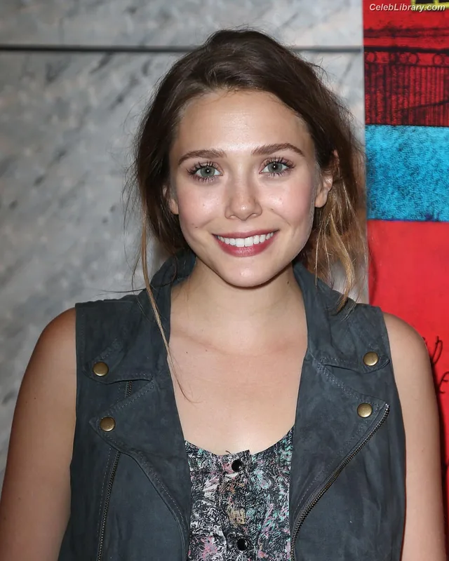 Elizabeth Olsen photo 2 of 2302