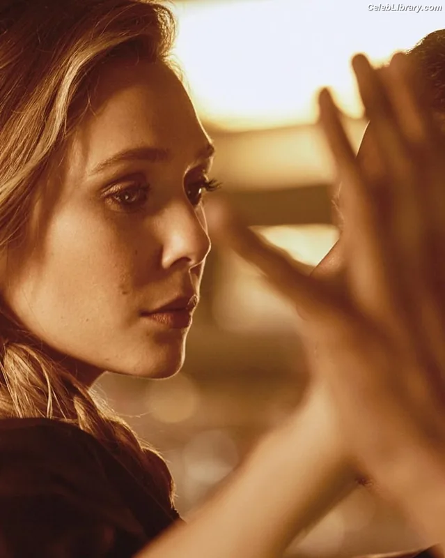 Elizabeth Olsen photo 11 of 2302
