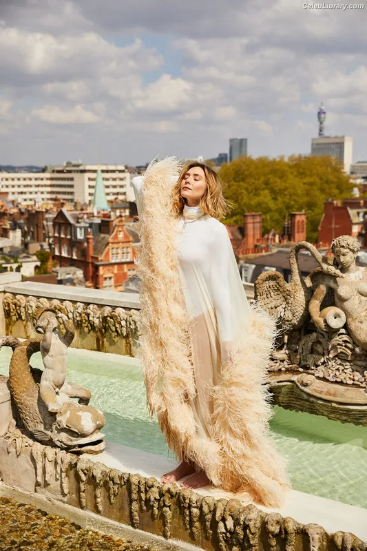 Elizabeth Olsen photo 2 of 2302