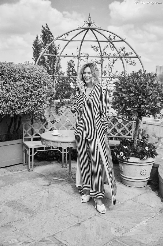 Elizabeth Olsen photo 4 of 2302