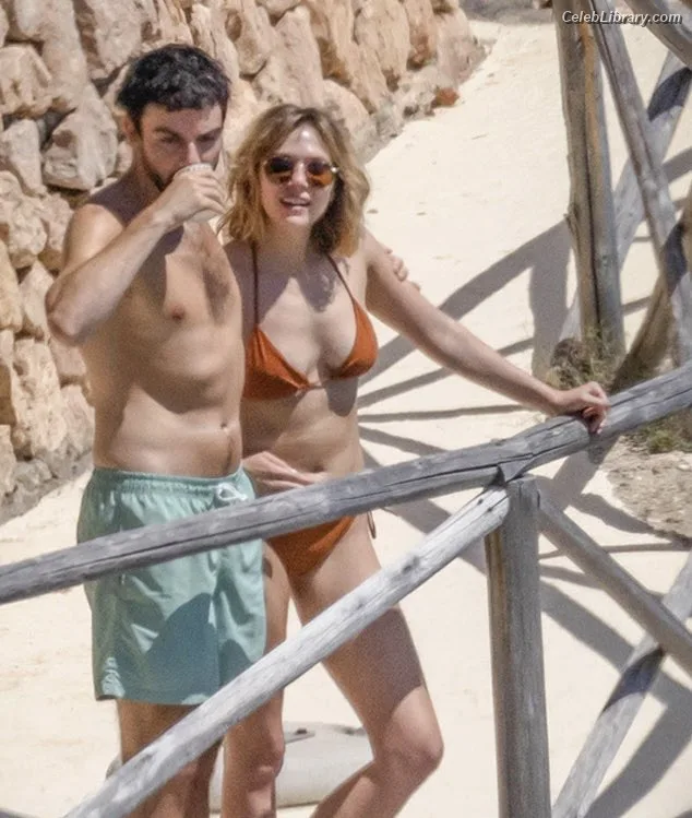 Elizabeth Olsen photo 6 of 2302