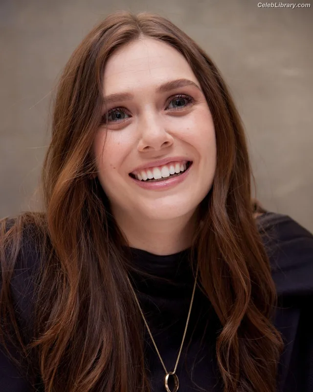 Elizabeth Olsen photo 10 of 2302