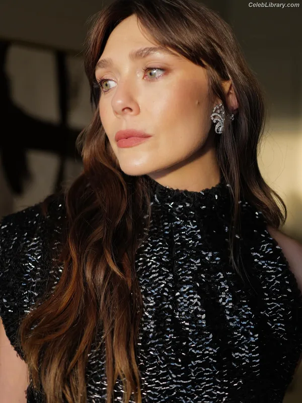 Elizabeth Olsen photo 15 of 2302