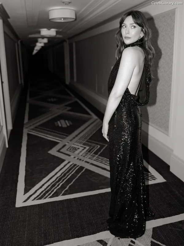 Elizabeth Olsen photo 16 of 2302