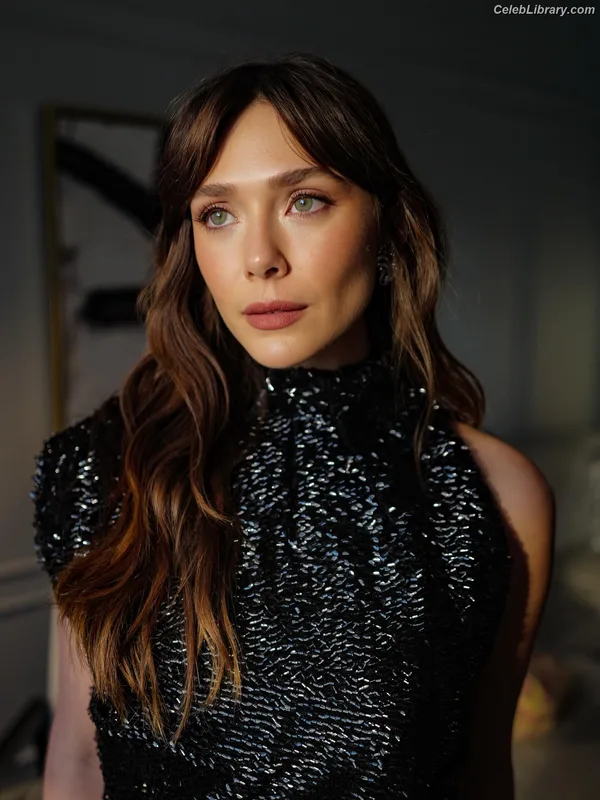 Elizabeth Olsen photo 17 of 2302