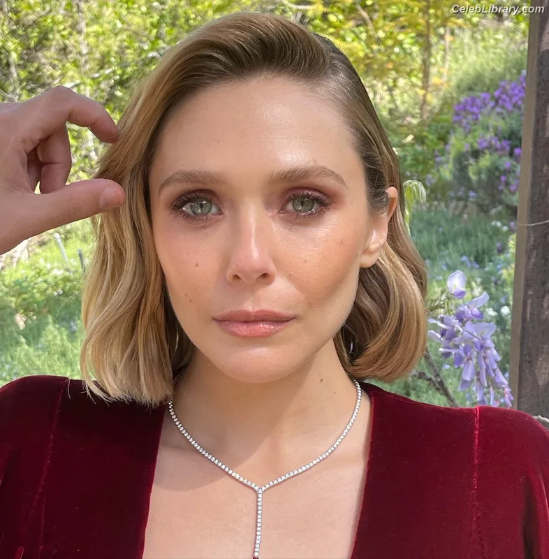 Elizabeth Olsen photo 4 of 2302
